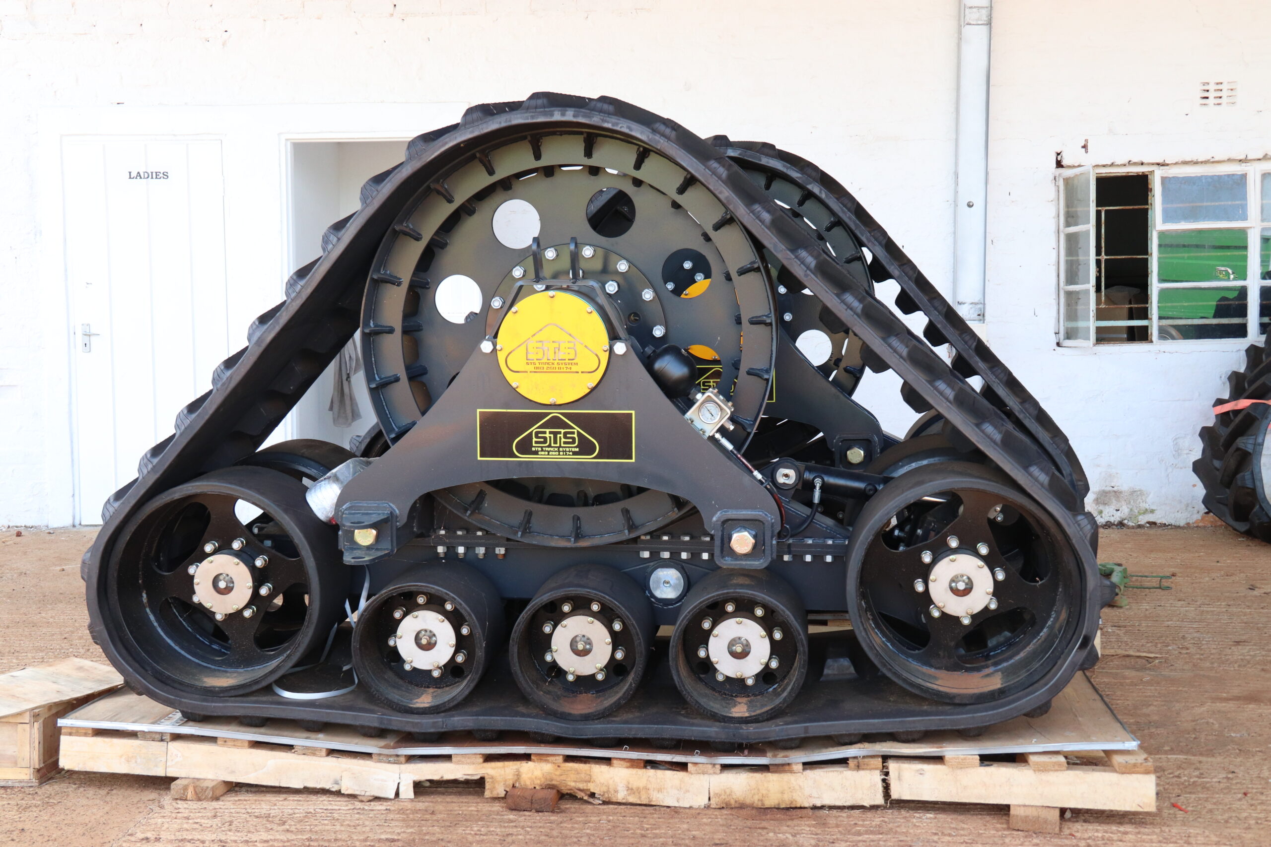Lot 029- STS Track system - Image 4