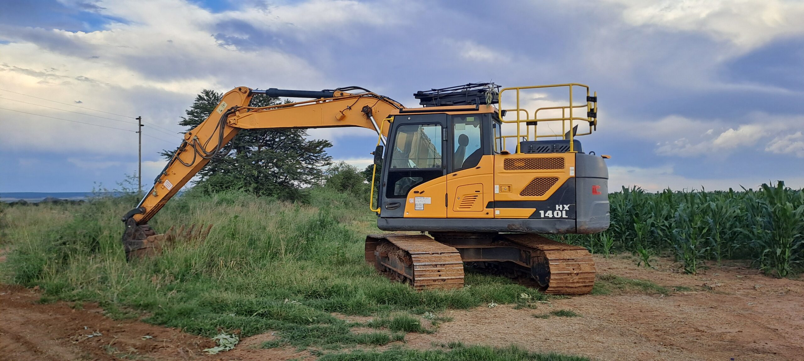 Lot 145- Hyundai HX 140L