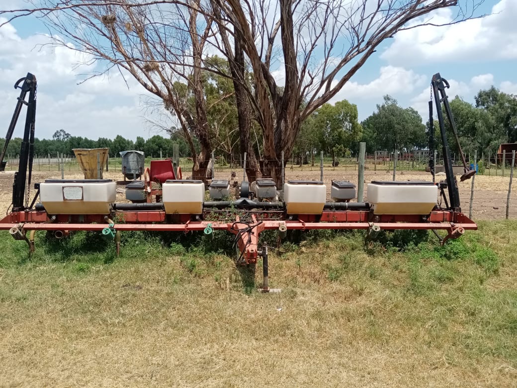Lot 52- MF 543 6 row planter