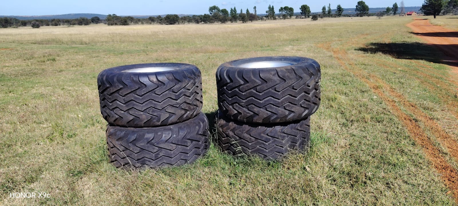 Lot 025- 4 x flotation tyres